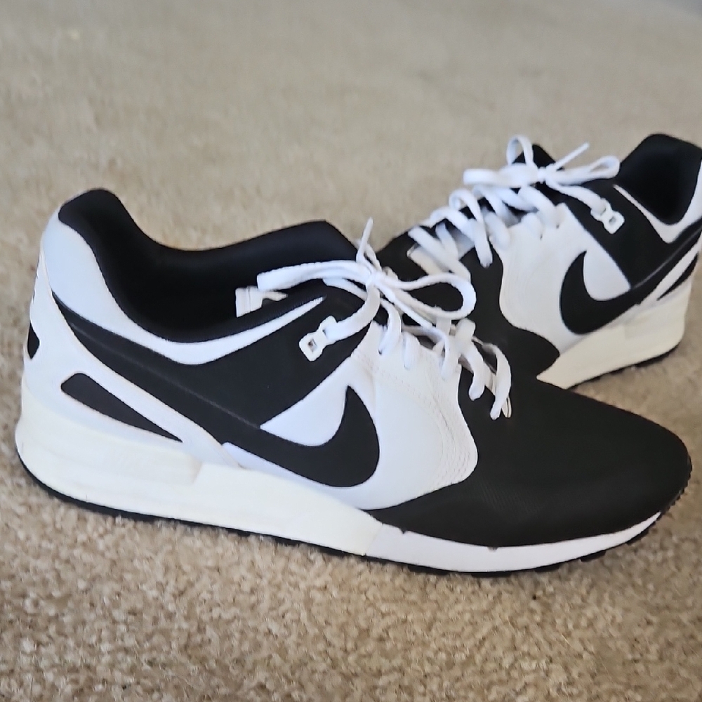 Barely Worn Nike Pegasus 89 White and Black Sneakers